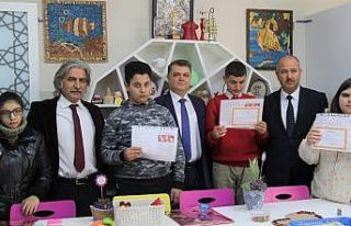 İzmir’de özel öğrencilerin karne heyecanı