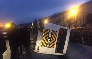 İzmir’de servis aracı devrildi: 8 yaralı