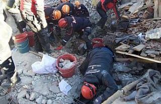 İzmir’den Elazığ’a ilk yardım tırı gönderildi