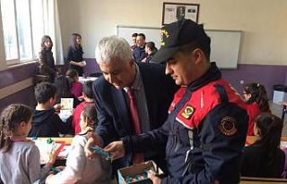 Jandarma Döşemealtı’nda karne dağıttı