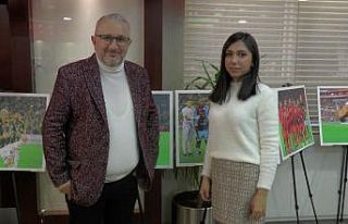 Kadın foto muhabiri futbol maçlarında çektiği...