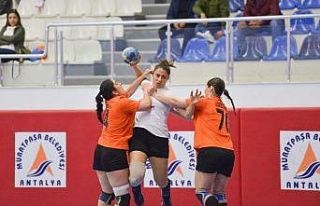 Kadın hentbol takımı haftayı galip bitirdi