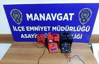 Kafenin bahşiş kutusu ile şarj cihazlarını çalan...