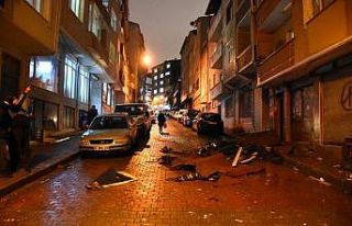 Kağıthane’de 6 katlı binanın çatısı uçtu