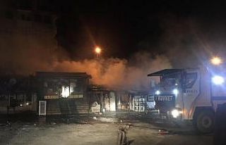 Kağızman’da çıkan yangında 6 iş yeri yandı