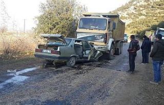 Kamyon ile otomobil çarpıştı: 4 yaralı