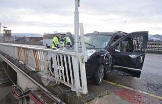 Kamyonet servis minibüsüne arkadan çarptı: 4 yaralı