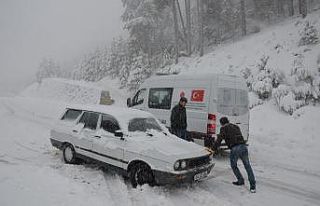 Kar nedeniyle yolda kalan araçlar kurtarıldı