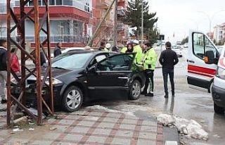Karaman’da otomobille hafif ticari araç çarpıştı:...