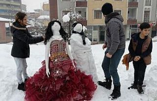 Kardan gelin damat yapıp halay çekerek eğlendiler
