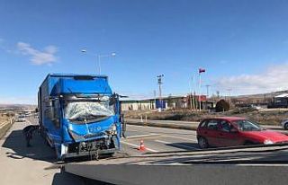 Kargo kamyonu ile tanker çarpıştı: 1 yaralı