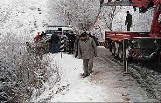 Karlı yolda faciadan dönüldü: 3 yaralı