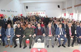 Karnelerini anneleriyle aldılar