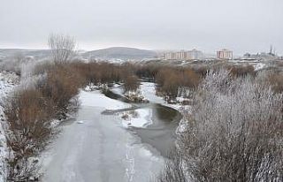 Kars eksi 11’i gördü, Kars Çayı donmaya başladı