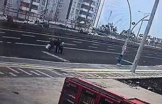 Karşıya geçerken aracın altında kalan şahıs...