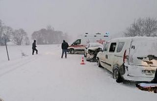 Kastamonu’da iki ticari araç kafa kafaya çarpıştı:...