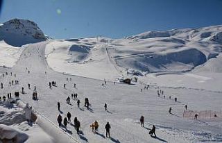 Kayak merkezi, sporseverlerin akınına uğruyor