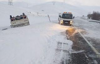 Kaygan yolda devrilen kamyonet ters döndü: 1 yaralı