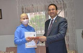 Kaymakam Ertürkmen, kanser hastası öğrenciye karnesini...