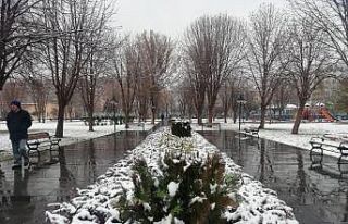 Kayseri’ye 2020’nin ilk karı yağdı