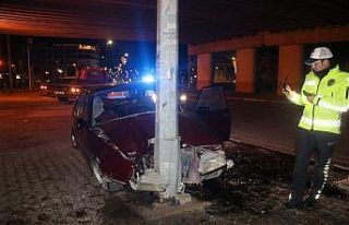 Kaza yapan sürücü ve yolcular aracı bırakıp...