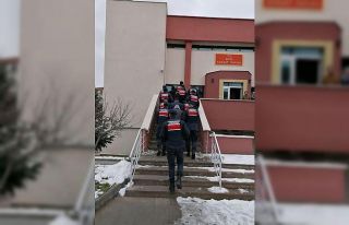 Kendilerini jandarma olarak tanıtan dolandırıcılar...