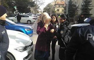 Kendisini tehdit eden sevgilisini tuvalette vurdu