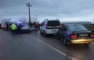 Kocaeli’de mazot dökülen yolda 2 araç kafa kafaya...