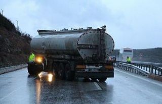 Kontrolden çıkan tanker bariyerlere çarptı
