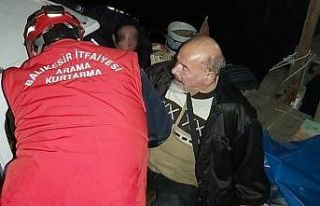 Köprüden dereye düşen yaşlı adamı itfaiye kurtardı