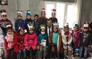 Küçük Ökkeş’in karnesini öğretmeni evine...