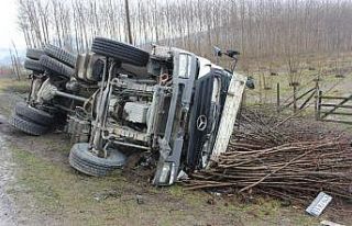 Kum yüklü kamyon yan yattı: 1 yaralı