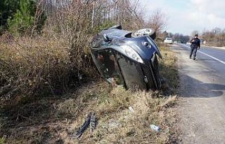 Lastiği patlayan otomobil şarampole yuvarlandı:...