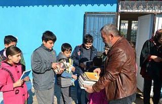 Maaşını hayır işlerinde harcıyor