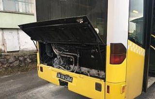 Maltepe’de belediye otobüsünün motorunda yangın