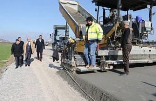 Manisa’da kışa rağmen yol yapım çalışmalarına...