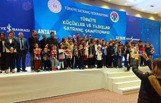 Mardinli Tuana Abak satranç şampiyonasında birinci...