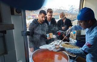 Mersin Büyükşehir Belediyesi ekipleri, depremin...