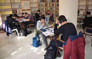 Millet Kıraathanesi tatilde öğrencileri ağırlıyor