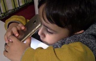 Minik Mehmet Can’ın telefon tutkusu uykuya yenik...