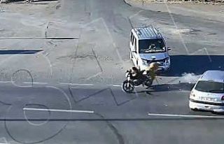 Motosikletli gençleri başlarındaki kask ölümden...