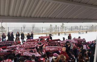 Muhtar öğrencilere karna hediyesi olarak Sivasspor...