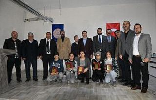 Namaz konulu yarışmada dereceye giren öğrenciler...