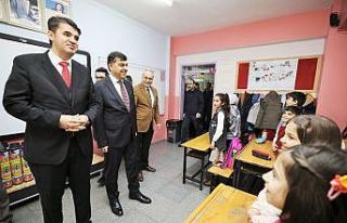 Öğrenciler merakla bekledikleri karnelerini aldılar