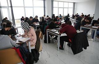 Öğrenciler tatilini gençlik merkezinde geçiriyor