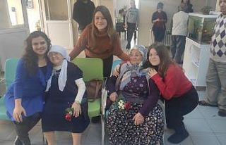 Öğrencilerden huzurevi sakinlerine moral ziyareti