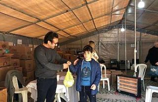 Okul harçlıklarıyla depremzedelere makarna gönderdiği