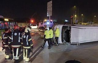 Otobüs ile kamyonet çarpıştı: 3 yaralı