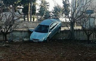 Otomobil bahçe duvarını aşıp askıda kaldı