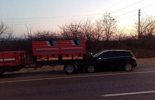 Otomobil traktör römorkuna çarptı: 2 yaralı